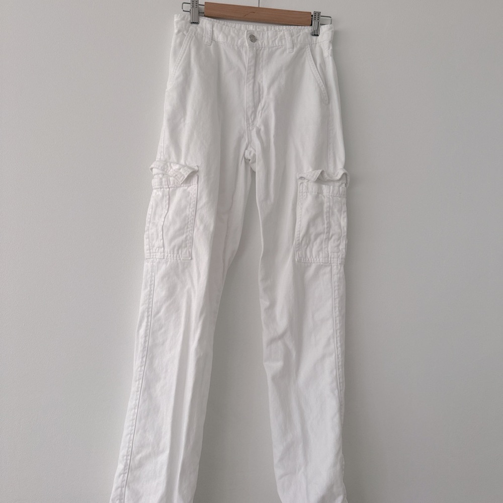 Mango White cargo pants with a baggy, relaxed fit, size 8 #cargopants